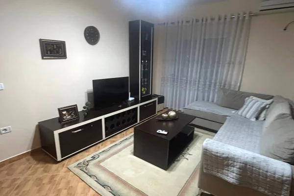 Shtepi me qera Apartament ne Tirane, 2+1, Mobilimi E mobiluar, Pagesa 600  Euro.