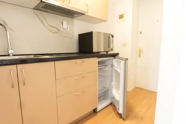 Shtepi me qera Apartament ne Tirane, Garsoniere, Mobilimi E mobiluar, Pagesa 500  Euro.