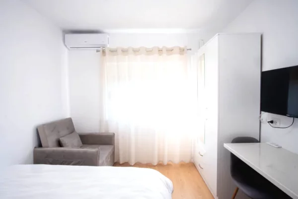 Shtepi me qera Apartament ne Tirane, Garsoniere, Mobilimi E mobiluar, Pagesa 500  Euro.