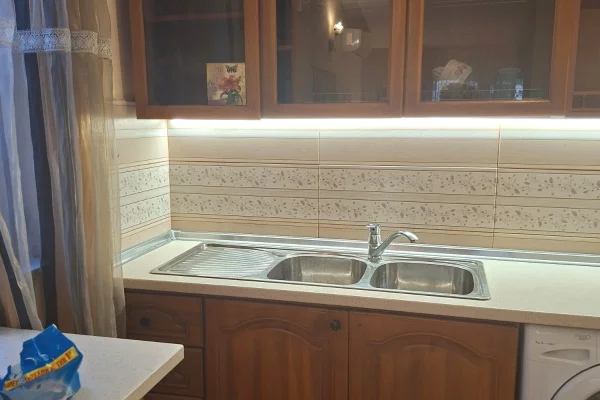 Shtepi me qera Apartament ne Tirane, 2+1, Mobilimi E mobiluar, Pagesa 750  Euro.