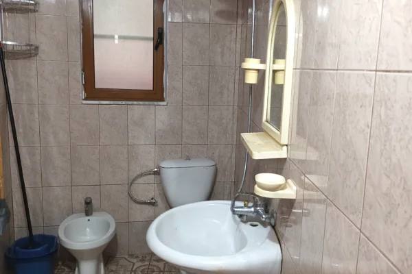 Shtepi me qera Apartament ne Tirane, Garsoniere, Mobilimi E mobiluar, Pagesa 350  Euro.