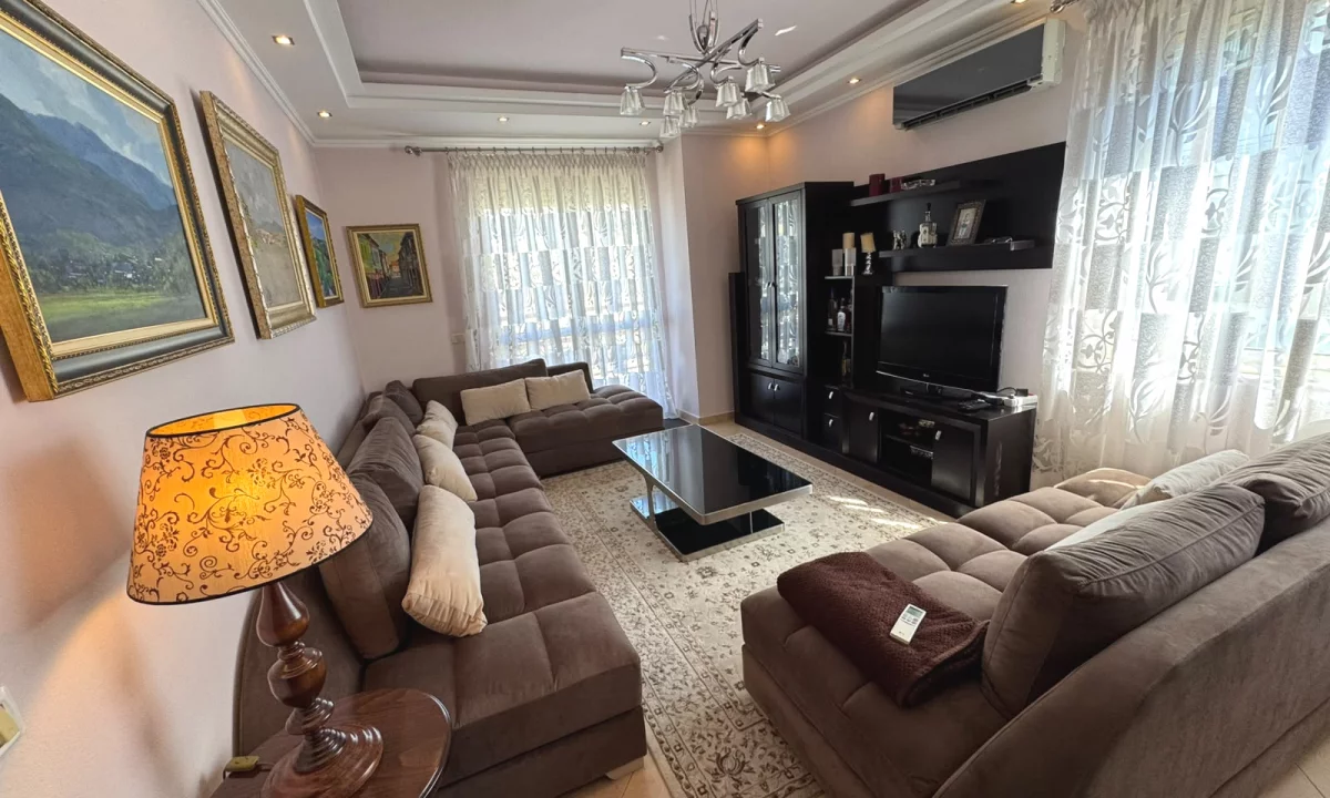 Shtepi me qera Apartament ne Tirane, 3+1, Mobilimi E mobiluar, Pagesa 80,000  Leke.