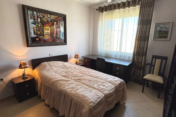 Shtepi me qera Apartament ne Tirane, 3+1, Mobilimi E mobiluar, Pagesa 80,000  Leke.
