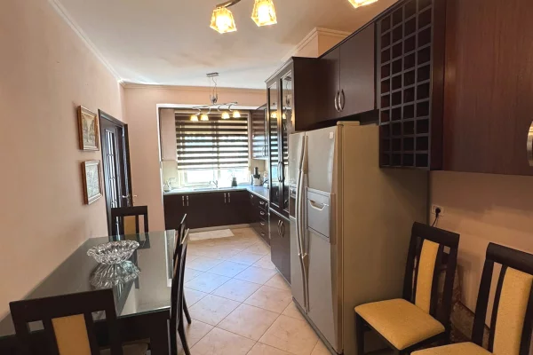 Shtepi me qera Apartament ne Tirane, 3+1, Mobilimi E mobiluar, Pagesa 80,000  Leke.