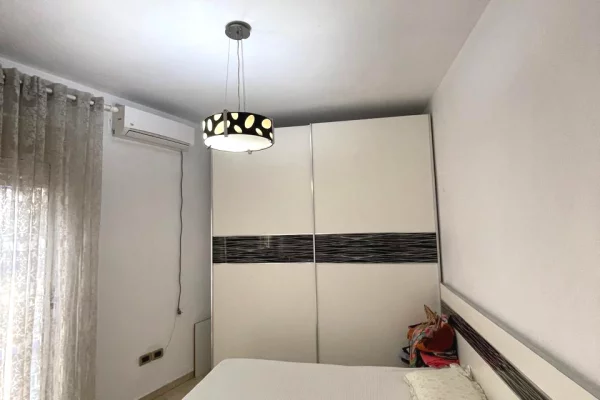 Shtepi me qera Apartament ne Tirane, 2+1, Mobilimi E mobiluar, Pagesa 650  Euro.