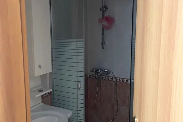 Shtepi me qera Apartament ne Tirane, 2+1, Mobilimi E mobiluar, Pagesa 650  Euro.