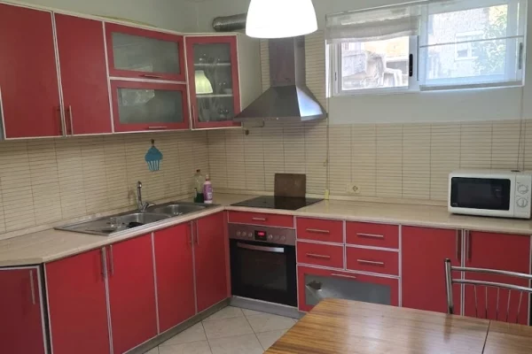 Shtepi me qera Shtepi Private ne Tirane, 2+1, Mobilimi E mobiluar, Pagesa 750  Euro.