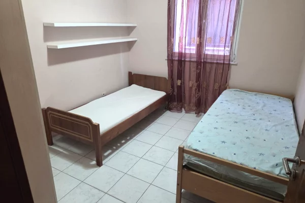 Shtepi me qera Apartament ne Tirane, 2+1, Mobilimi E mobiluar, Pagesa 500  Euro.