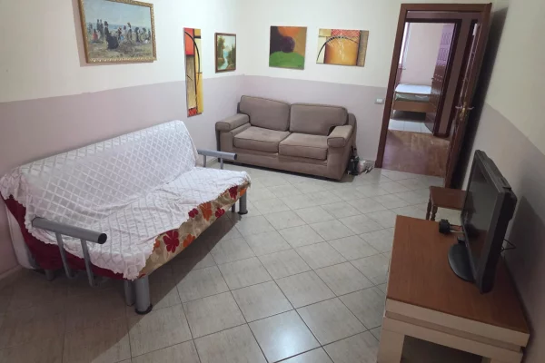 Shtepi me qera Apartament ne Tirane, 2+1, Mobilimi E mobiluar, Pagesa 500  Euro.
