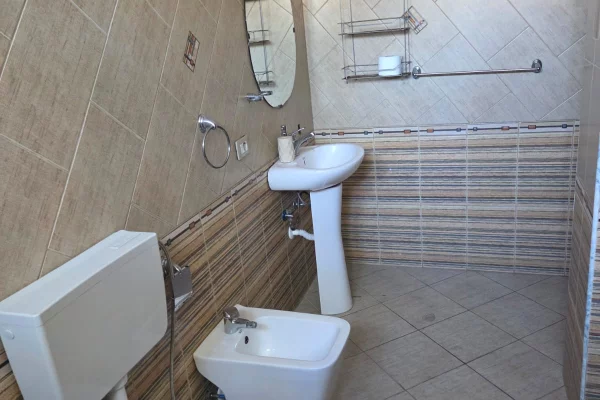 Shtepi me qera Apartament ne Tirane, 2+1, Mobilimi E mobiluar, Pagesa 500  Euro.