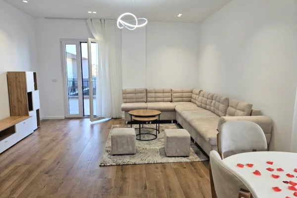 Apartament 2+1+2 + Verandë me qira – Brenda Emerald Center !