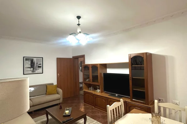Shtepi me qera Apartament ne Tirane, 2+1, Mobilimi E mobiluar, Pagesa 650  Euro.