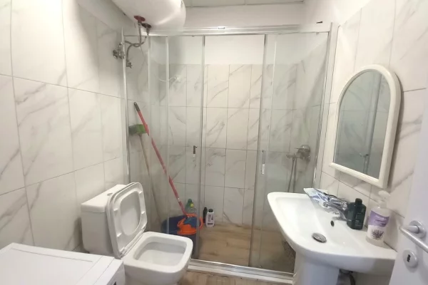 Shtepi me qera Apartament ne Tirane, 2+1, Mobilimi E mobiluar, Pagesa 550  Euro.