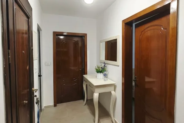 Shtepi me qera Apartament ne Tirane, 3+1, Mobilimi E mobiluar, Pagesa 45,000  Leke.