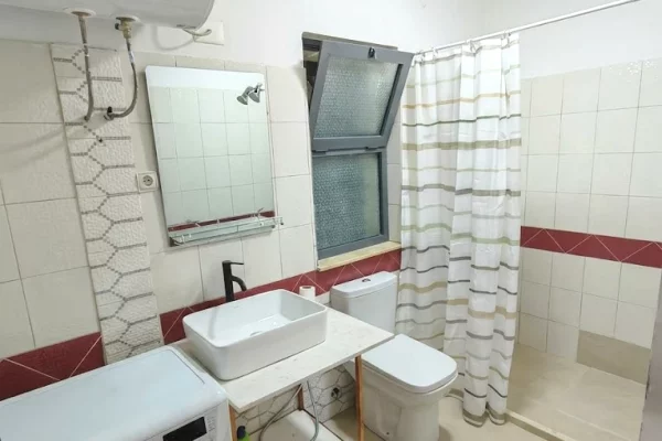 Shtepi me qera Apartament ne Tirane, 3+1, Mobilimi E mobiluar, Pagesa 45,000  Leke.