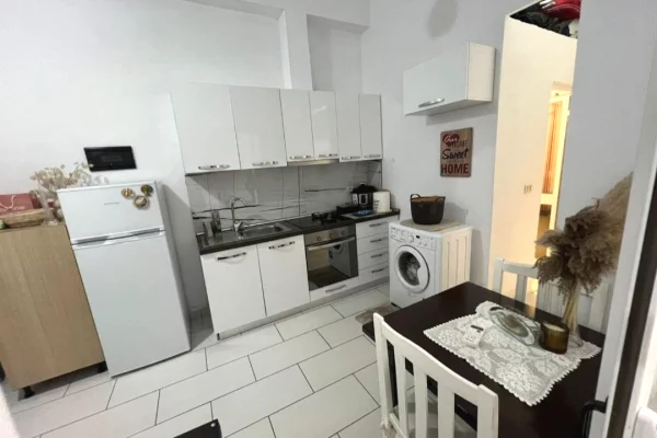 Shtepi me qera Apartament ne Tirane, 1+1, Mobilimi E mobiluar, Pagesa 400  Euro.