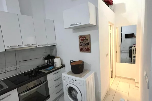 Shtepi me qera Apartament ne Tirane, 1+1, Mobilimi E mobiluar, Pagesa 400  Euro.