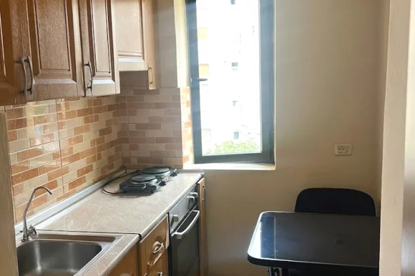 Shtepi me qera Apartament ne Tirane, 1+1, Mobilimi E mobiluar, Pagesa 500  Euro.