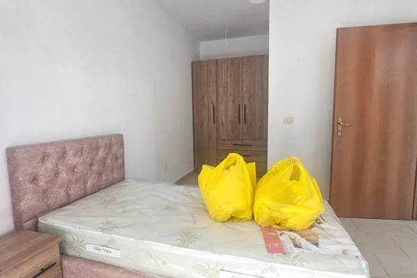 Shtepi me qera Apartament ne Tirane, 2+1, Mobilimi E mobiluar, Pagesa 400  Euro.