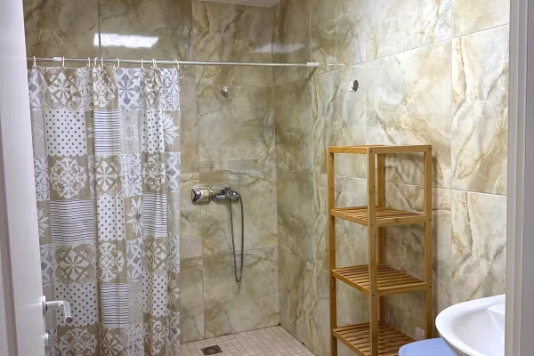 Shtepi me qera Apartament ne Tirane, 2+1, Mobilimi E mobiluar, Pagesa 800  Euro.