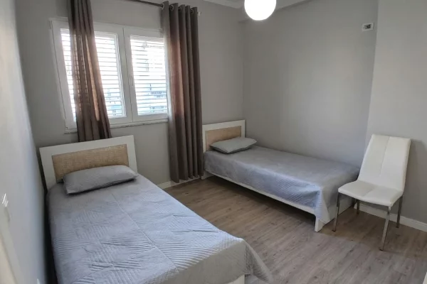 Shtepi me qera Apartament ne Tirane, 2+1, Mobilimi E mobiluar, Pagesa 650  Euro.