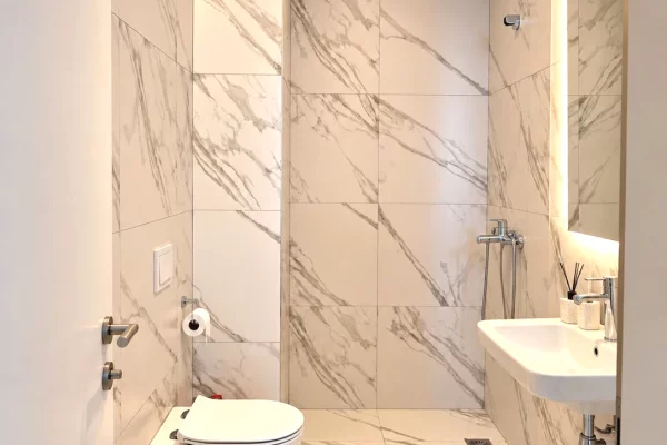 Shtepi me qera Apartament ne Tirane, 2+1, Mobilimi Bosh, pa mobiluar, Pagesa 950  Euro.