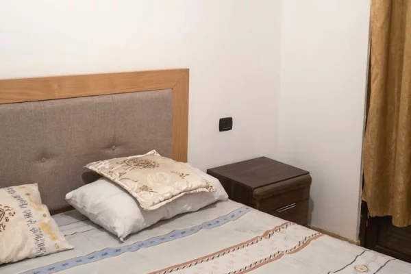 Shtepi me qera Apartament ne Tirane, 2+1, Mobilimi E mobiluar, Pagesa 400  Euro.