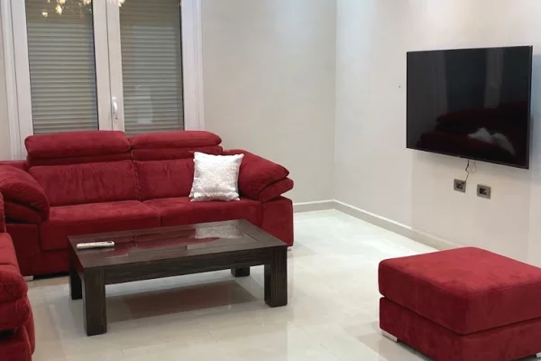Shtepi me qera Apartament ne Tirane, 3+1, Mobilimi E mobiluar, Pagesa 500  Euro.