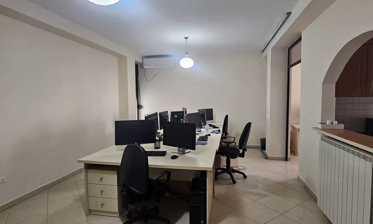 Jepet me qira apartament per zyra I ndare ne 3 ambiente pune+ guzhine me vete cmimi :65.000 lek/muaj