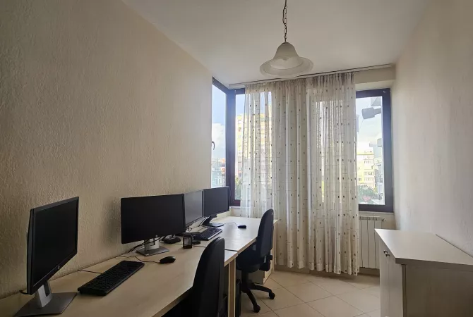 Jepet me qira apartament per zyra I ndare ne 3 ambiente pune+ guzhine me vete cmimi :65.000 lek/muaj