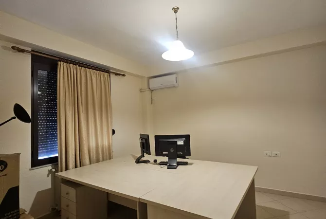 Jepet me qira apartament per zyra I ndare ne 3 ambiente pune+ guzhine me vete cmimi :65.000 lek/muaj