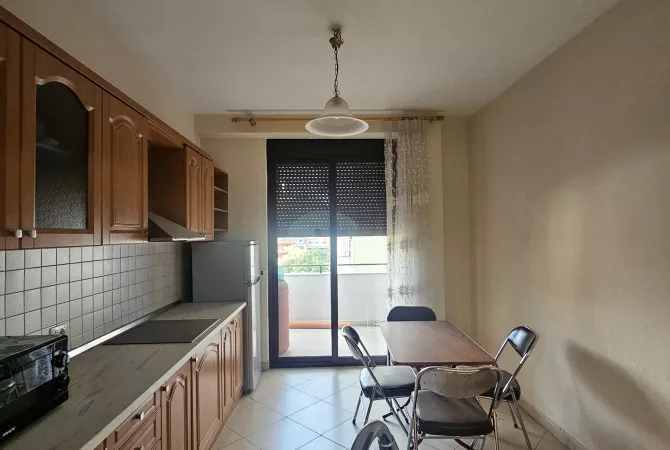 Jepet me qira apartament per zyra I ndare ne 3 ambiente pune+ guzhine me vete cmimi :65.000 lek/muaj