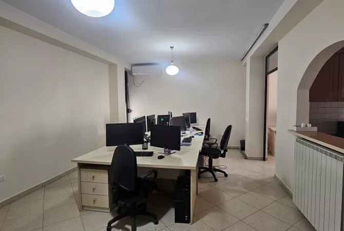 Business Property for Rent 1+1 in Tirana - 65,000 Leke