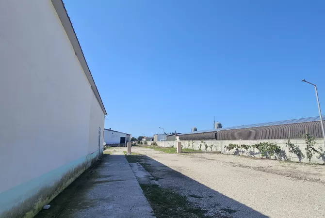 Ambiente Commerciale in Vendita 4+1 a Durazzo - 450,000 Euro