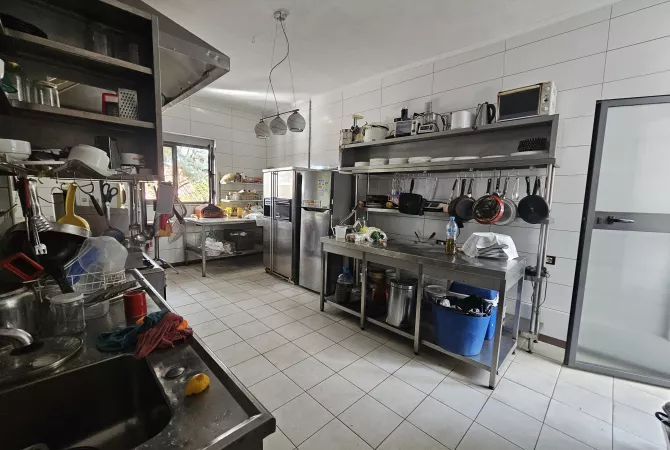 Jepet me Qira PRONE UNIKE PER ATA QE E JA DINE VLEREN Ambient per: LOKAL/RESTORANT- cmimi 3000 euro