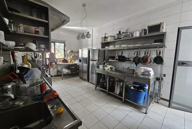 Jepet me Qira PRONE UNIKE PER ATA QE E JA DINE VLEREN Ambient per: LOKAL/RESTORANT- cmimi 3000 euro