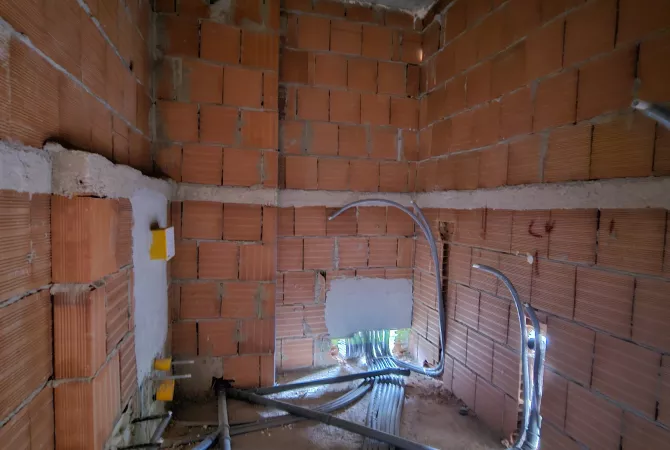 Shtepi ne shitje Apartament ne Tirane, 2+1, Mobilimi Bosh, pa mobiluar, Pagesa 229,500  Euro.