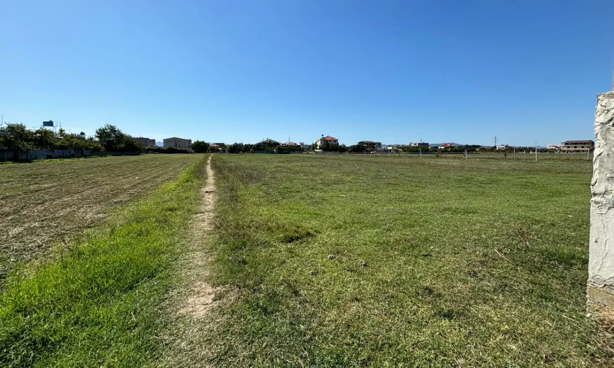 Shitet 5800 m toke ne Kamez. (Prane Bashkise) Ideale per cdo lloj aktiviteti 