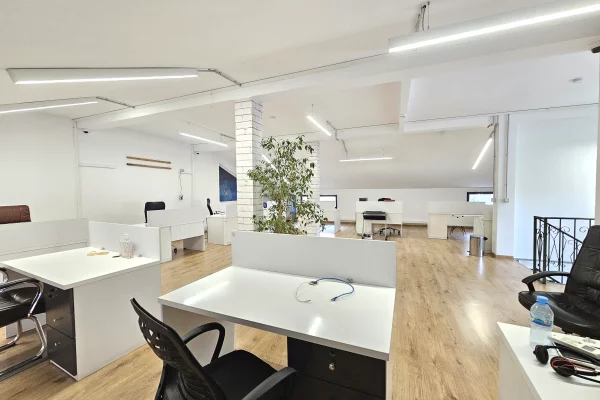 Ne BLLOK Jepet me Qira Zyre me siperfaqe 311 m2 e ndare me dy kate Rruga Sami Frasheri