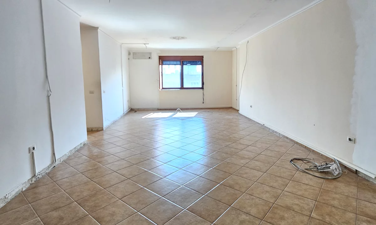 Me Qera: *Ambient (125m2)* e ndare ne 3 dhoma 📍Stacioni trenit - pallat i ri -Buze rruges kryesore 