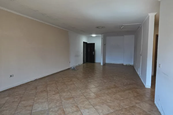 Ambient biznesi me qera 3+1 ne Tirane - 85,000 Leke