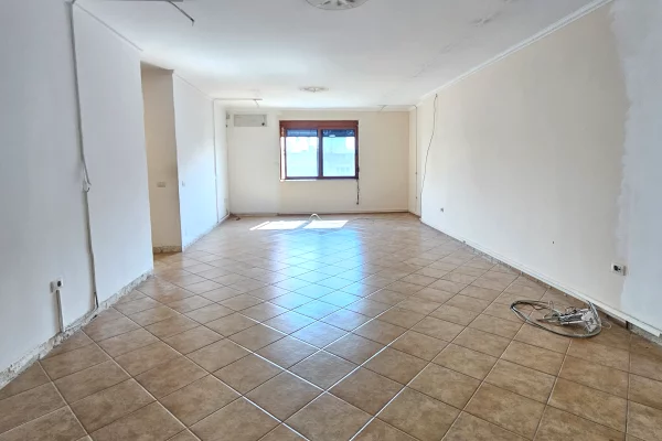 Me Qera: *Ambient (125m2)* e ndarë në 3 dhoma 📍Stacioni trenit - pallat i ri -Buzë rrugës kryesore 