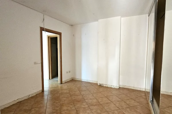 Me Qera: *Ambient (125m2)* e ndare ne 3 dhoma 📍Stacioni trenit - pallat i ri -Buze rruges kryesore 