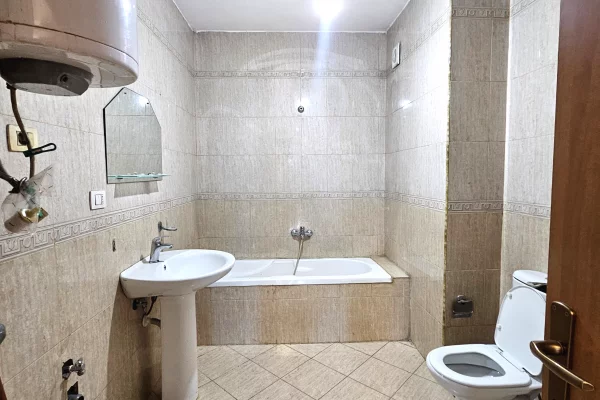 Me Qera: *Ambient (125m2)* e ndare ne 3 dhoma 📍Stacioni trenit - pallat i ri -Buze rruges kryesore 