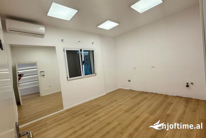 Super vile me qira tek Komuna e Parisit Per Biznes