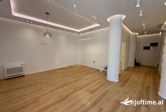 Super vile me qira tek Komuna e Parisit Per Biznes