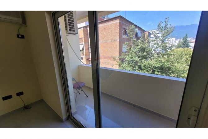 Shtepi me qera Apartament ne Tirane, 2+1, Mobilimi Pjeserisht e mobiluar, Pagesa 450  Euro.