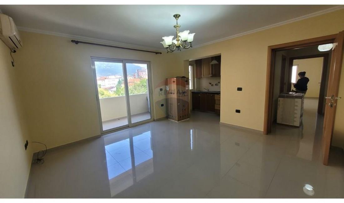 Shtepi me qera Apartament ne Tirane, 2+1, Mobilimi Pjeserisht e mobiluar, Pagesa 450  Euro.