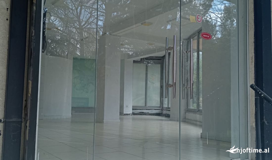 Okazion! Shitet dyqan 78m2 te kodra e diellit, prane kopshtit botanik