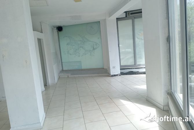 Okazion! Shitet dyqan 78m2 te kodra e diellit, prane kopshtit botanik